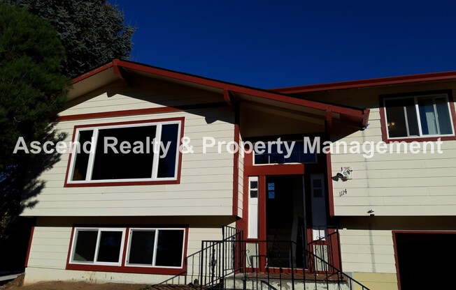 Available NOW & Price Drop! 4 Bed, Fenced Yard, Quick Access to Schools, Outlet Mall, Troutdale Station Food Carts & I84
