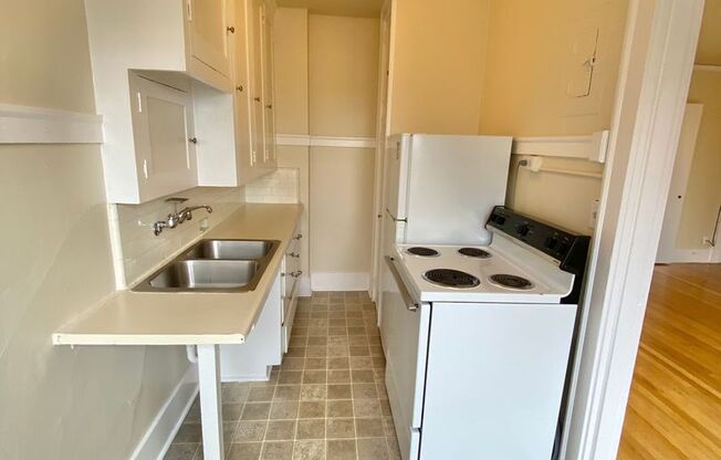 Studio, 1 bath, 425 sqft, $1,395, Unit 312