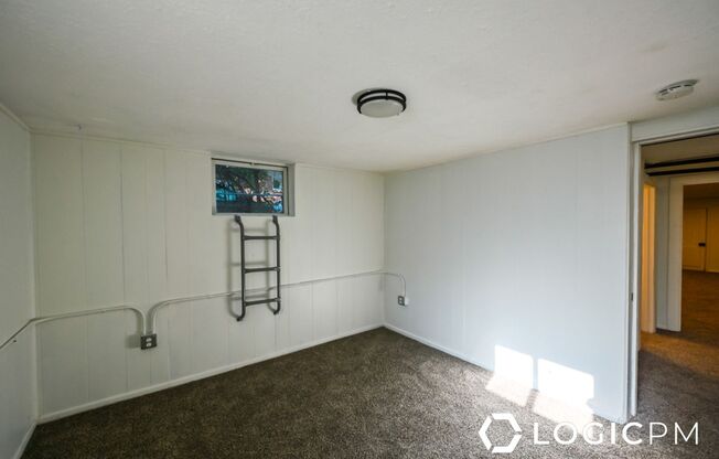 2 beds, 1 bath, $1,100