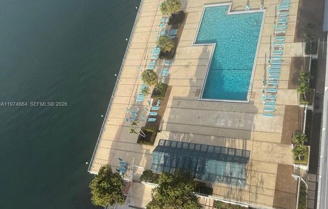 300 BAYVIEW DR APT 2106 SUNNY ISLES BEACH, FL 33160