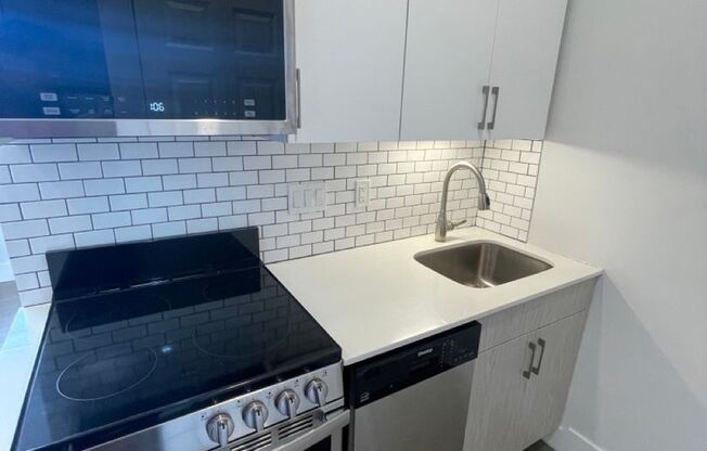 Avl NOW No Fee! Sunny 1BR with city skyline views, w/d in unit!