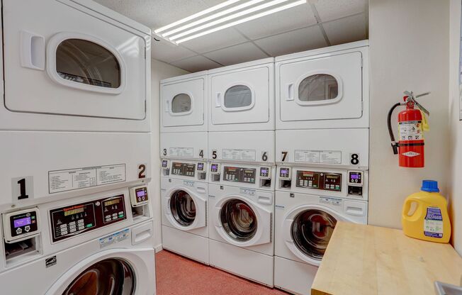 **FURNISHED STUDIO** ACCEPT SHORT-TERM LEASES