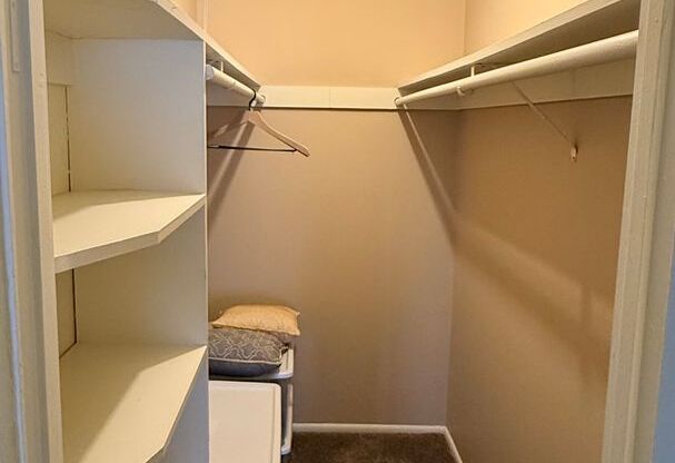 2 beds, 1 bath, 880 sqft, $795