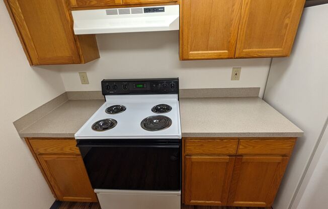 2 beds, 1 bath, 750 sqft, $1,395, Unit 33