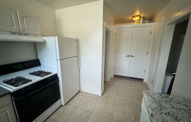 3 beds, 1 bath, $2,100, Unit 30