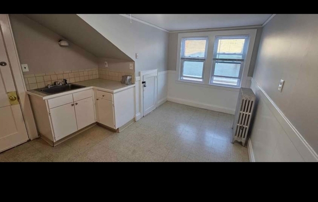 2 beds, 1 bath, 1,100 sqft, $2,200, Unit 3R