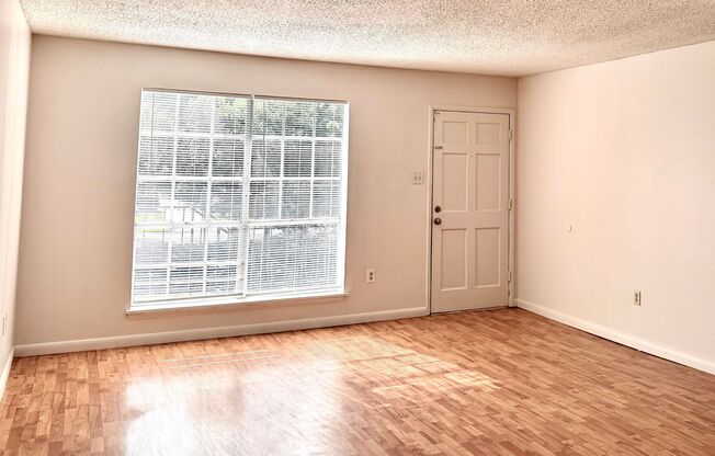 2 Bed, 1.5 Bath Condo with Pool & Carport in Baton Rouge!