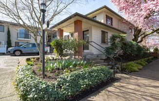 Charming Irvington Flat with Classic Style!