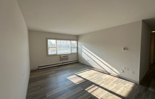 2 beds, 1 bath, $1,395, Unit 202