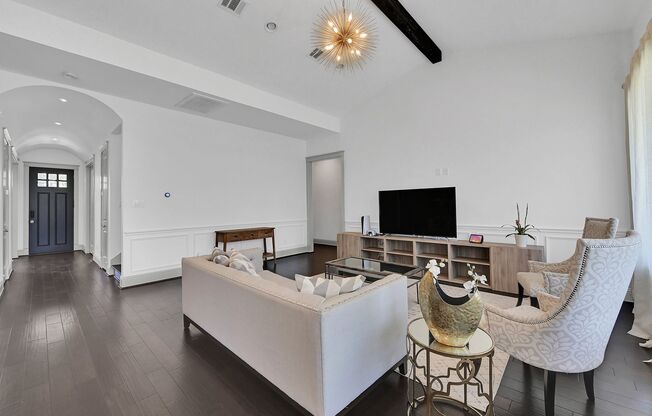 Timeless Elegance in Oak Forest: A Stylish Blend of Tradition and Modernity Awaits in This Charming Home!