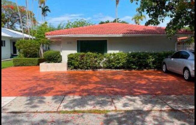 Private Bedroom w/ Private Bath in Spacious 1,100 Sq Ft Home – Prime Location