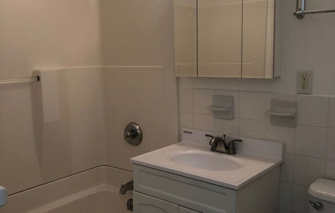 2 beds, 1 bath, 695 sqft, $2,430