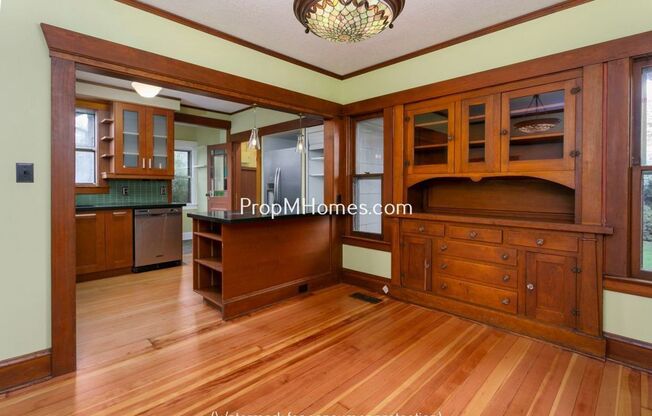 Cozy Home in SE Portland's Brooklyn Neighborhood with Extra Storage!