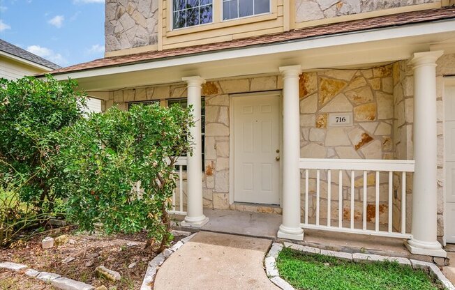 716 HONEYSUCKLE DR