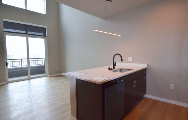 1 bed, 1 bath, 816 sqft, $1,970, Unit 5604-407