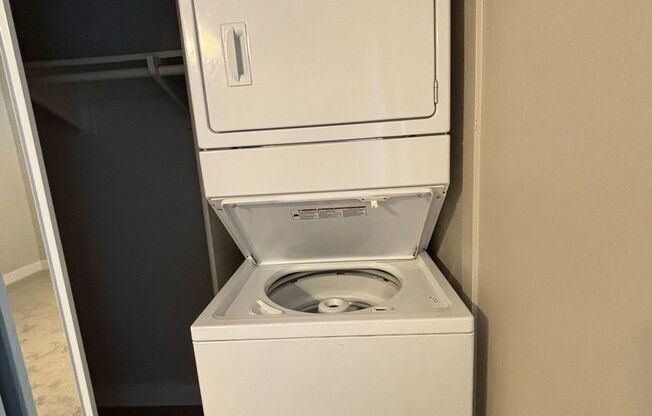 2 beds, 1 bath, 930 sqft, $2,600, Unit 076