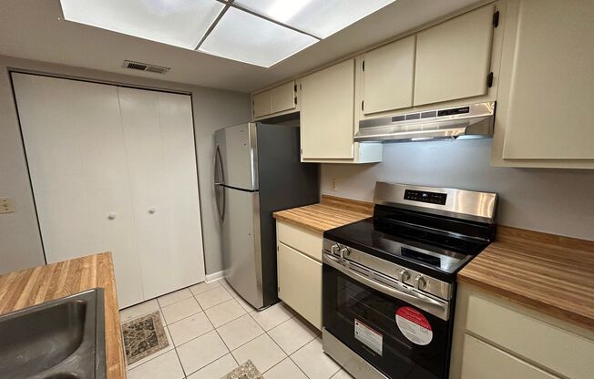 2 beds, 2 baths, $1,400, Unit Unit A