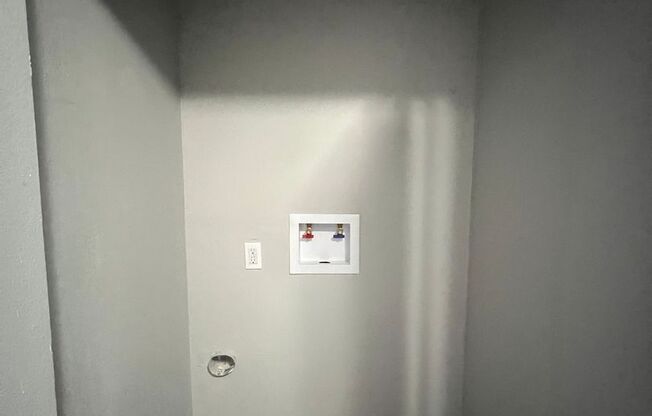 2 beds, 1 bath, 850 sqft, $1,495, Unit 05