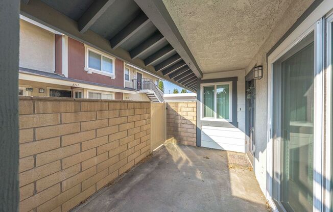 Conveniently located 2 Bedroom Condo in Buena Park