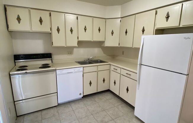 2 beds, 1 bath, $1,000, Unit Park Place-Unit 6