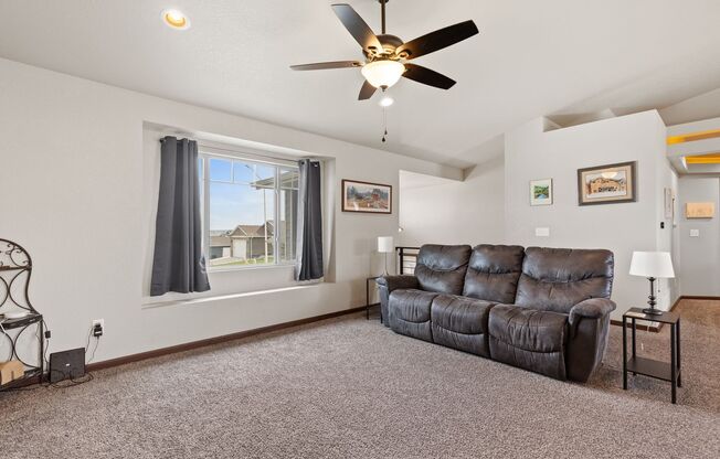 4 BED | 3 BATH | DOUBLE GARAGE | RAPID VALLEY