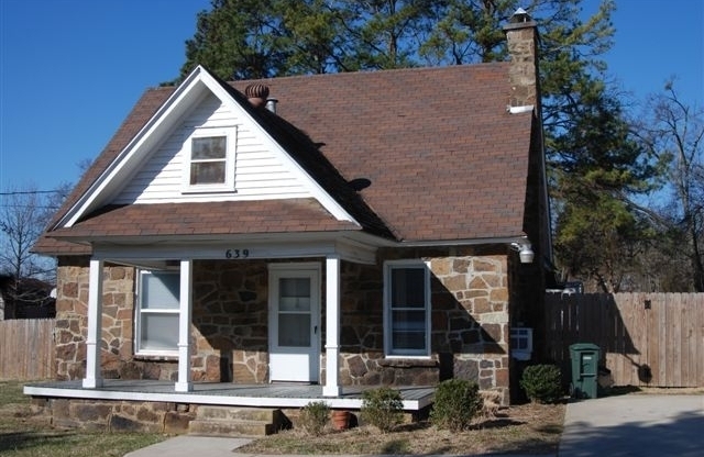 *Pre-Leasing* | Quaint Cottage Close to Everything!