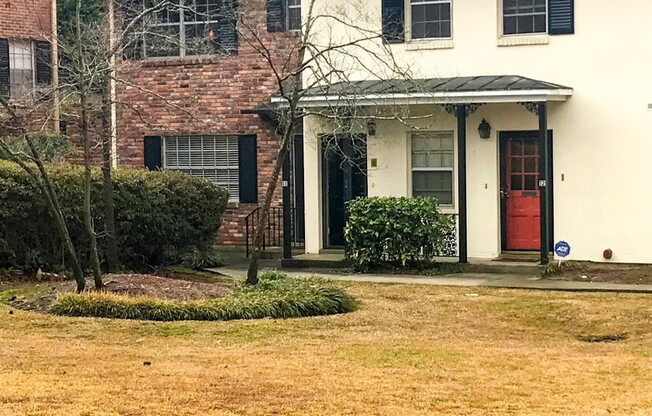 Summerville Townhome with Fully Equipped Kitchen