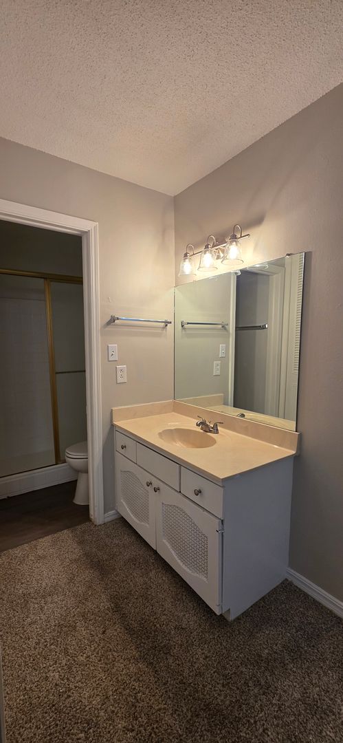 2 beds, 2 baths, 925 sqft, $1,100, Unit 213