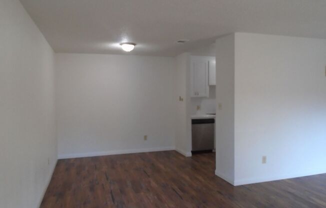 2 beds, 1 bath, $1,395, Unit Unit B