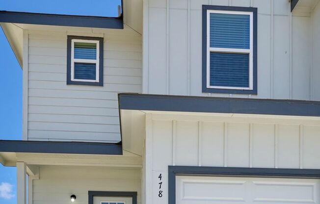 Hunters Ranch Beauty! 3 Bedroom 2 1/2 Bath Townhome