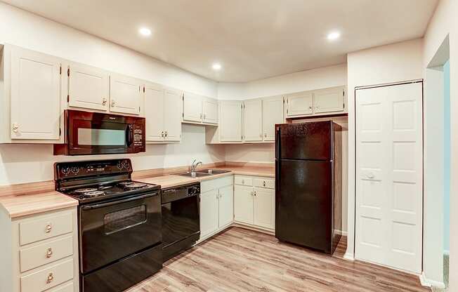 Kitchen in a classic 2-bed, 2-bath apartment at Somerset Lakes, featuring appliances, counter space, and cabinets.
