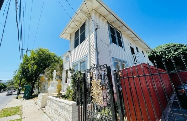 1207 MCCULLOUGH AVE
