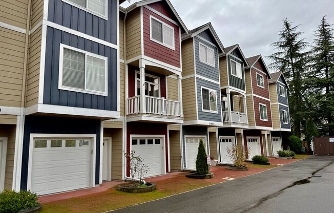 Beautiful 2 bed, 2.5 bath townhome located in Mountlake Terrance $2800/mo.