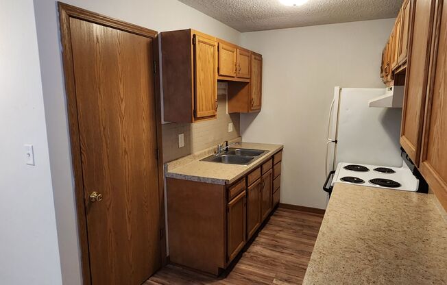 2 beds, 1 bath, $895, Unit 17