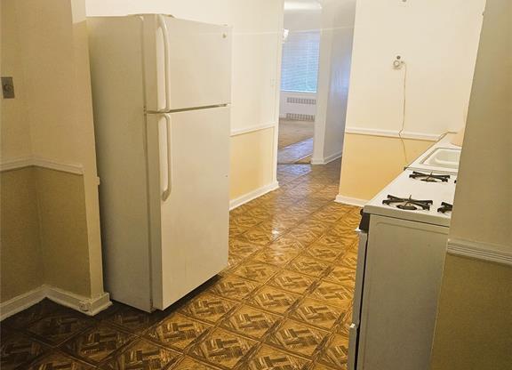 2 beds, 1 bath, 2,332 sqft, $3,000
