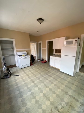 2 beds, 1 bath, 700 sqft, $2,400, Unit 3