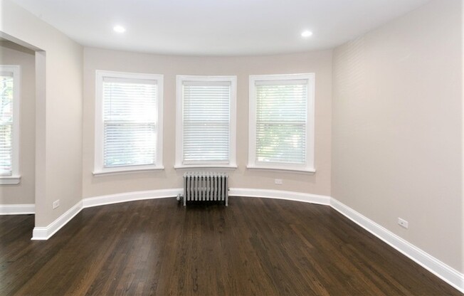 1432 W Farragut Ave