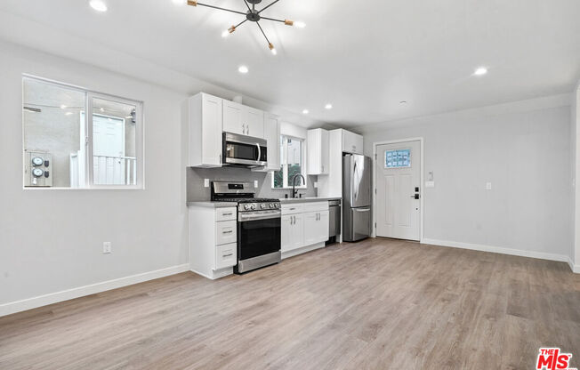 1233 1/2 STEARNS DR