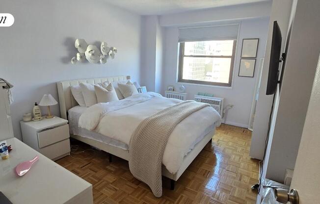 3 beds, 1.5 baths, $8,900, Unit 11G