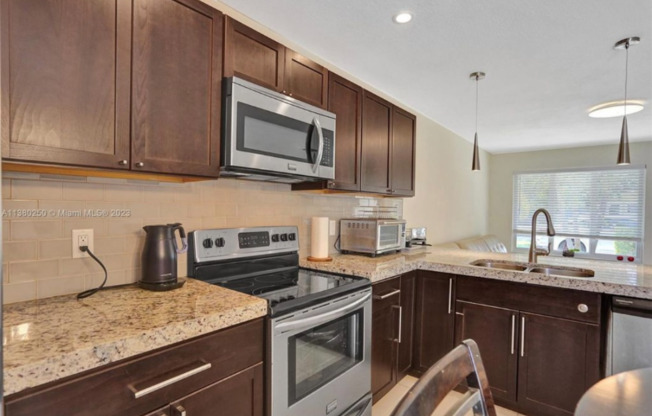 1739 N 16 CT