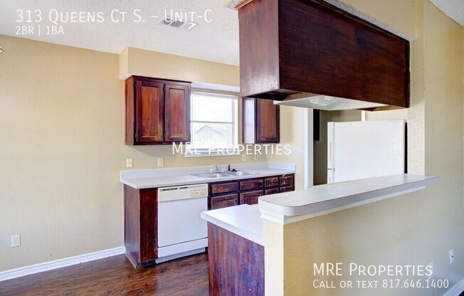 313 QUEENS CT S