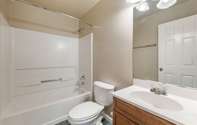 3 beds, 3 baths, $2,095, Unit 1615 Overstreet Street - B