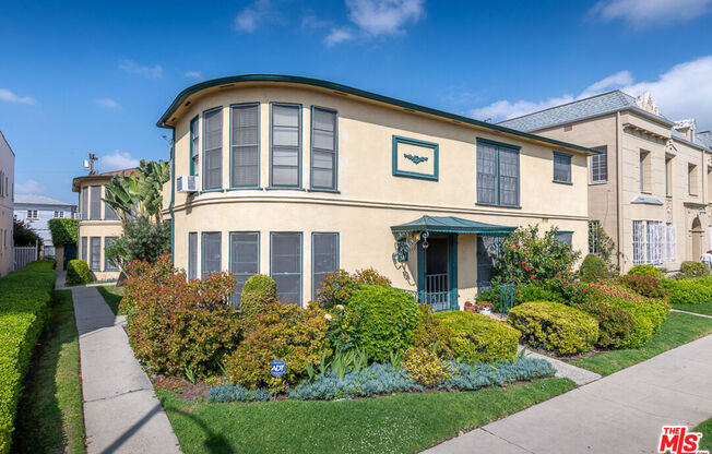 121 N SWEETZER AVE