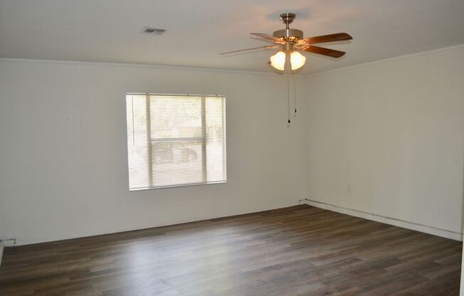 Charming 3 bed 2 bath with a converted garage in Heritage Farms