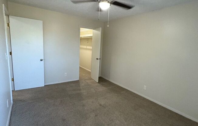 2 beds, 1 bath, 850 sqft, $930, Unit #27