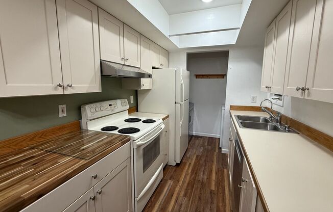 Well Maintained Top Floor 2 Bed/2 Bath Condo W/Garage Space. Call Today!