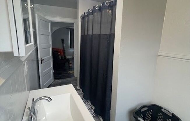 2 beds, 1 bath, 950 sqft, $1,450, Unit Upstairs