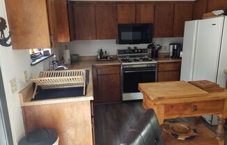 2 beds, 1 bath, $2,200