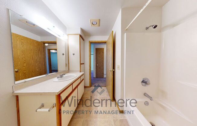 2 beds, 1 bath, 828 sqft, $1,095, Unit 24
