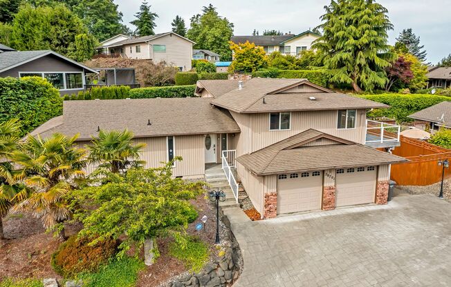 4 bedroom home in Federal Way with breathtaking views!